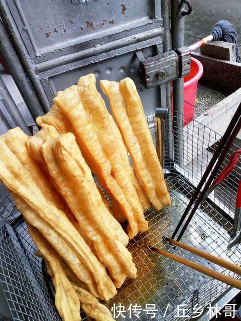吃了半辈子油条,终于找到最正确的做法,只加一包它,根根都蓬松