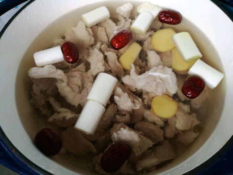 天冷了,炖一锅羊肉汤暖暖身,鲜美滋补,做法还不难