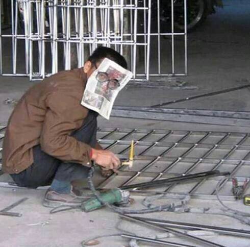 |搞笑图片幽默段子笑话大哥你点香烟的方式还挺特别啊,哈哈