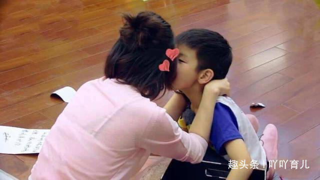 父母|妈妈当面换衣服,7岁儿子一句话让妈妈脸红,“儿大避母”很重要