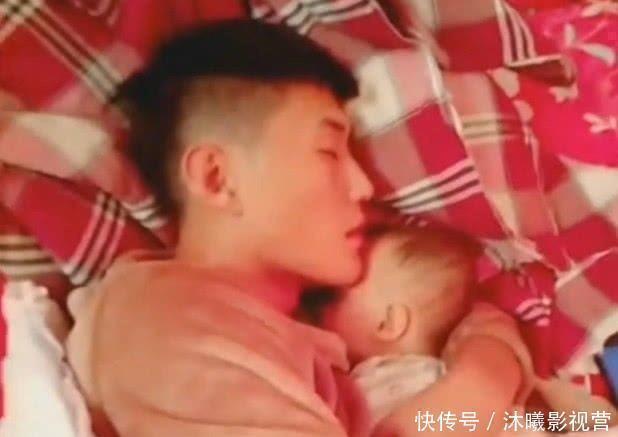 妈妈|哥哥帮忙妈妈哄妹妹睡觉,妈妈靠近一看,才发现哥哥是这样带娃的