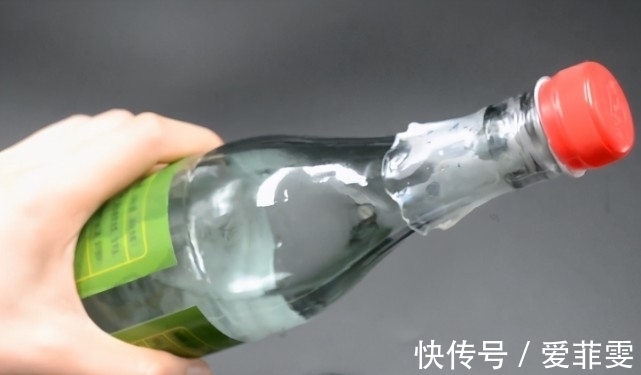 玻璃瓶上套一个塑料瓶，解决了大家都困扰的一个问题，实用又省钱