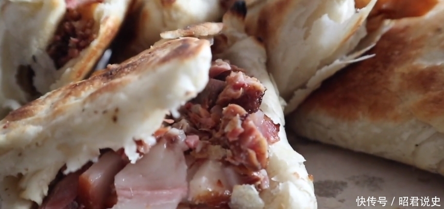 河北小县城卖奇怪小吃,6元1个火了30年,配一碗咯吱汤味道绝了