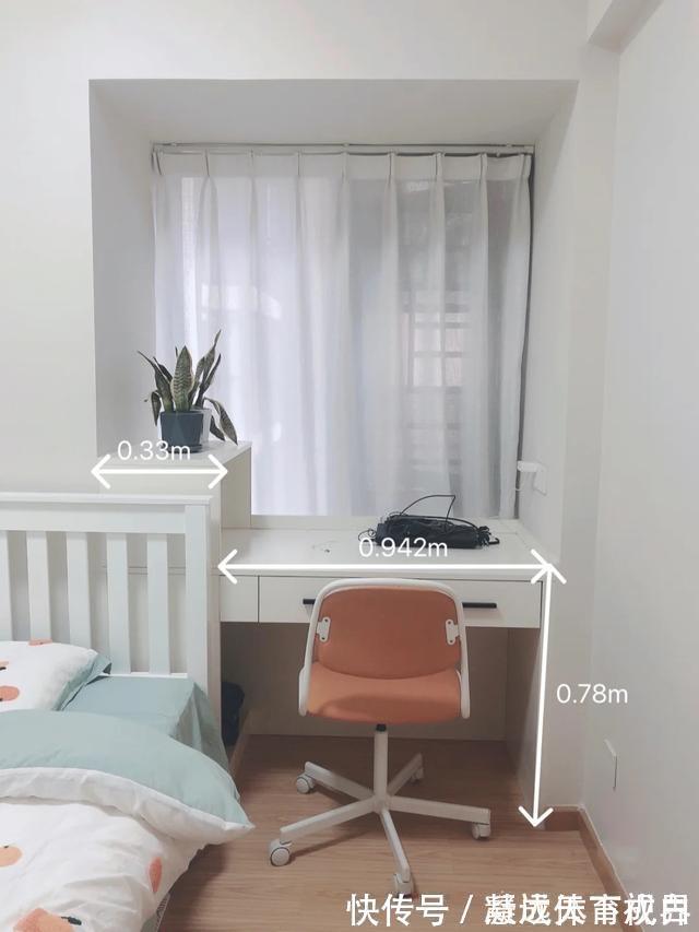 阳台上|她家不吊顶,只走石膏线,墙面不造型,只刷乳胶漆,太简洁耐看了