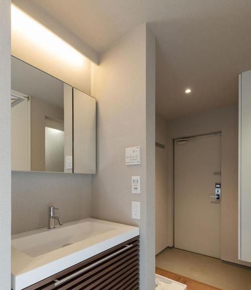 大格局|客厅墙上掏个洞把床装进去,卫生间能供3人同时用,小户型大格局