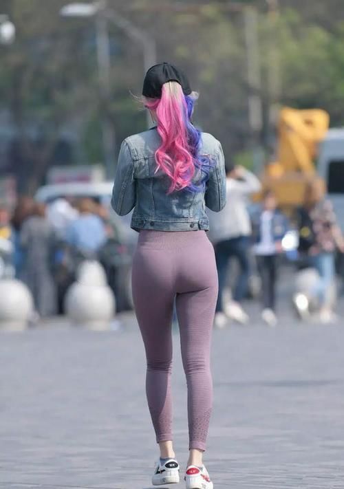 失去短裤的“辅助”,打底裤反而游刃有余,带你领略别样的穿搭