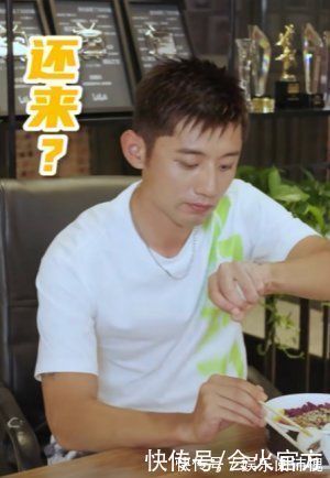 乒乓球|张继科吃饭时用筷子夹球,动作轻松神态悠闲,继续吃饭毫不嫌脏
