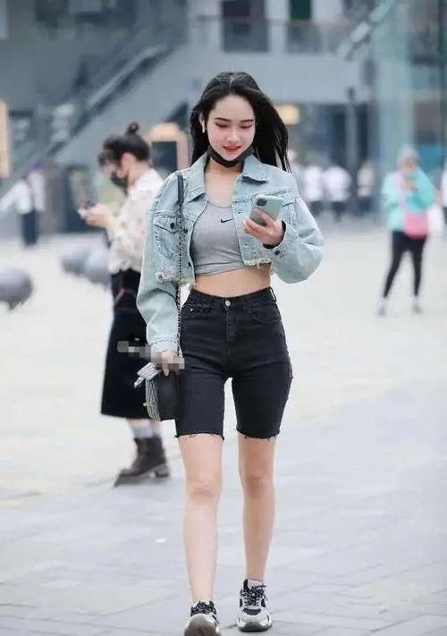 吊带|时尚裤子搭配粉色吊带，时尚好看，日常色彩穿搭