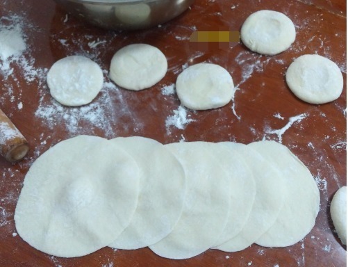 这个包子没有肉却特别鲜,只用俩食材,一个负责香,一个负责鲜!