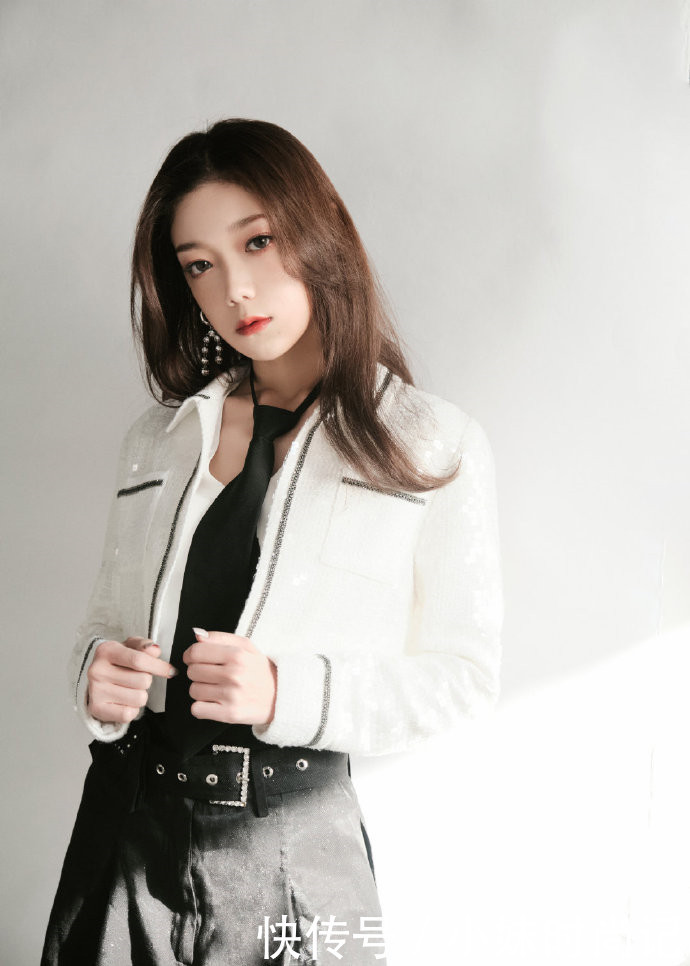 徐璐真会玩,穿小香风外套优雅高级,却大胆戴“绿帽子”,太时髦