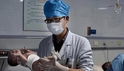 孩子|娃娃出生后只顾着笑,奶奶一巴掌将孩子打哭,医生却夸赞打得对