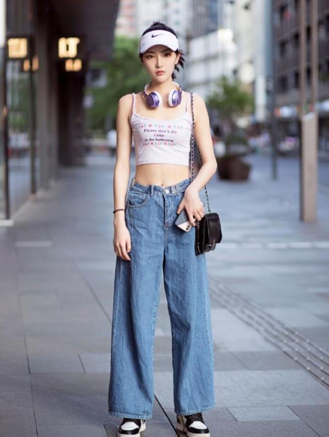 美女|身穿收腰紧身裙的小美女,搭配短款的长袖,高高的马尾辫十分的有型