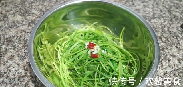 凉菜|凉菜只会拍黄瓜？教你这菜，撕成条就上桌，比黄瓜好吃，过瘾
