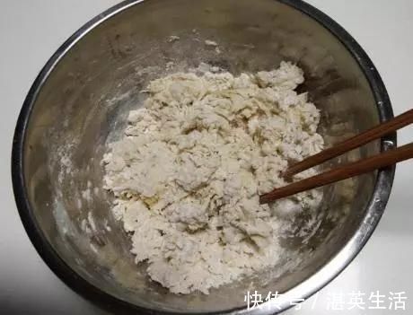 蒸馒头，把酵母直接放面粉里是不对的，教你正确做法，馒头白又香