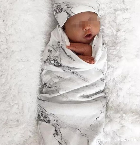 胎儿|超模妈妈怀孕8月,肚子无明显凸起仍有腹肌,被网友怒斥不负责任