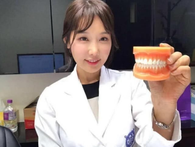 一笑|刷牙时,牙膏要不要“沾水”别不以为然,难怪你一笑一口大黄牙