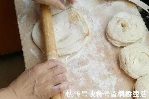 向上卷|想学烙饼,“和面”是关键,用什么水和面?学会这几招,搞定烙饼