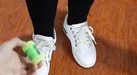 瓶盖|出门鞋子脏了不用愁，只需2个塑料瓶盖，立马解决难题，简单方便