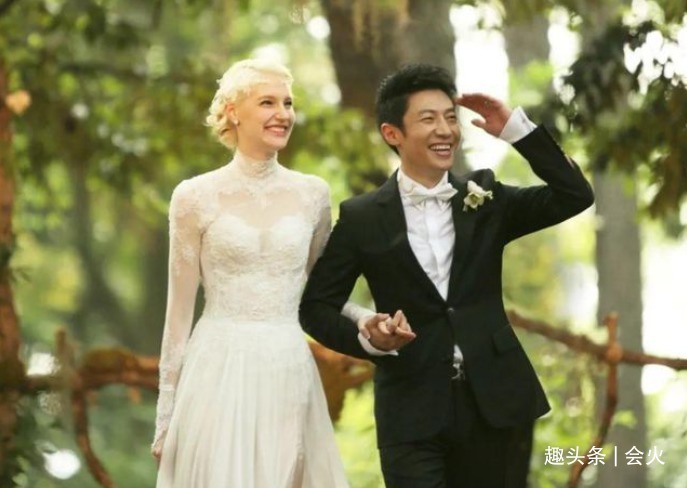 撒貝寧用刀剝蒜!刀面壓蒜手握拳重錘,驚得身旁眾人直呼小心手