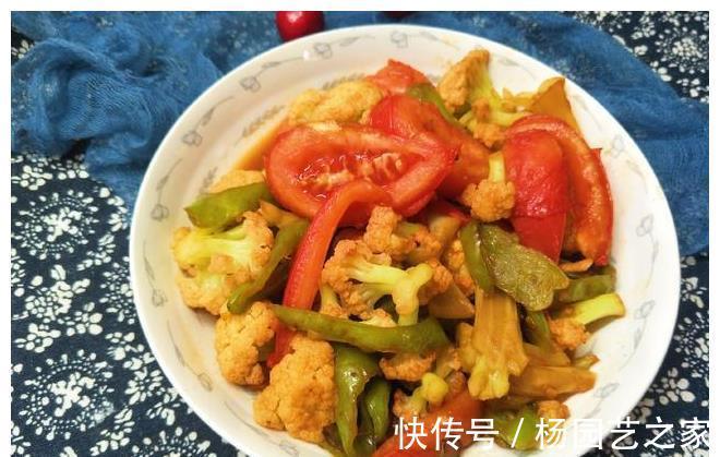 下饭|西红柿新吃法,加入菜花和辣椒,香辣下饭,吃的汤都不剩