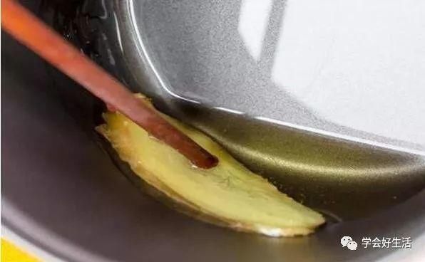 煎鱼时,别再用生姜擦锅了大厨牢记这3点,鱼皮不破不粘锅
