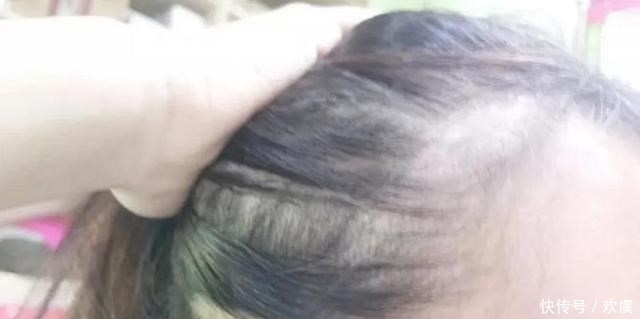 女大学生发型宛如70后,复古卡子成亮点,这不是“妈妈”同款吗?