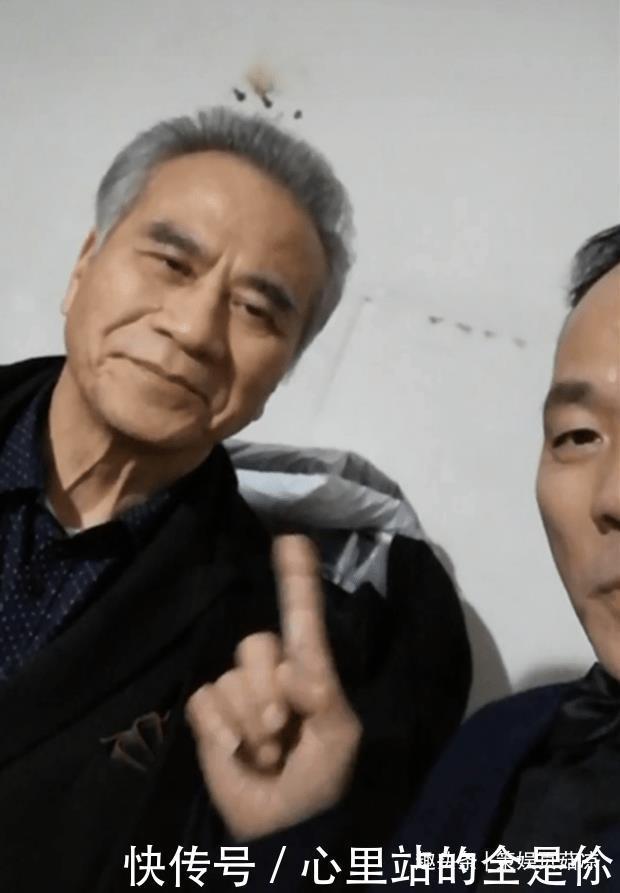71岁朱铁和陪大军一起直播 一言不发微笑慈祥 头发花白显沧桑 快资讯
