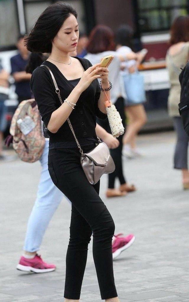 街拍穿着紧身裤的街头美女,性感好身材引人注目