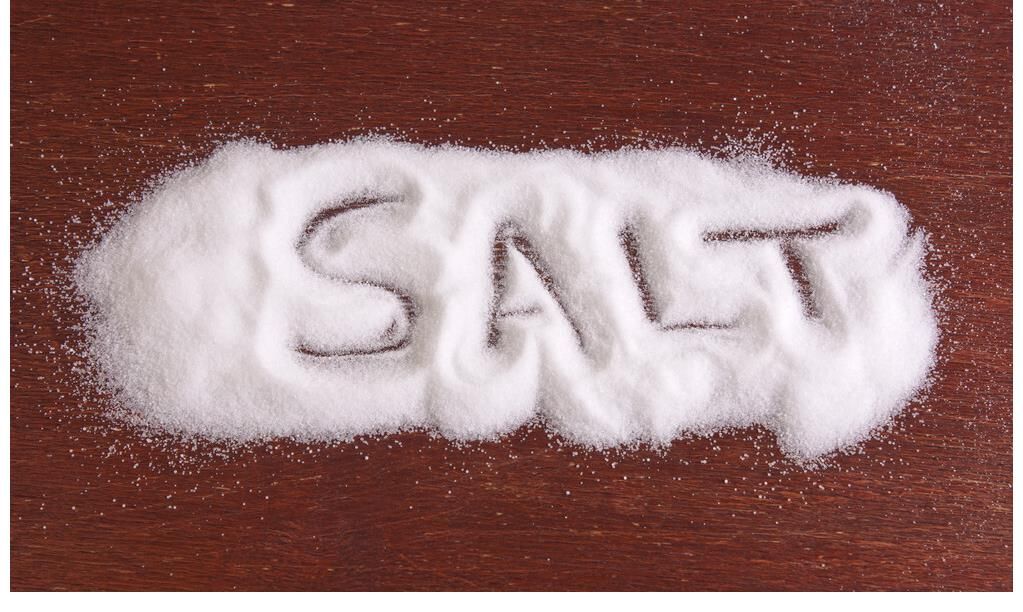 钙离子|人到50岁后,骨质疏松易骨折,远离3种偷钙食物,男女都要知道