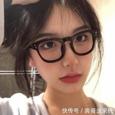 女孩|脸上有这“3特征”的女孩最适合戴“圆框眼镜”，而且会更加颜值