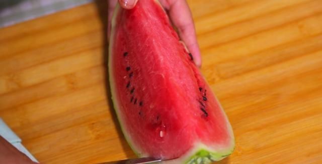 果汁|开启吃西瓜的创意新方式用这三个动作切西瓜它不脏也不流果汁