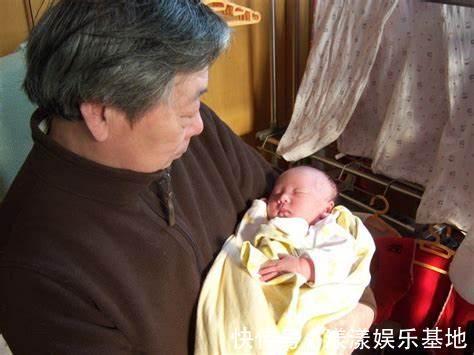 二胎|52岁大妈催儿媳生孩子不成,赌气生二胎:我有6套房,你不生我生