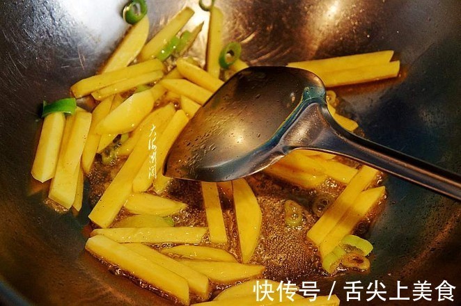 土豆|土豆和它才是“天生一对”,我家隔天必吃1次,不放肉比肉还香