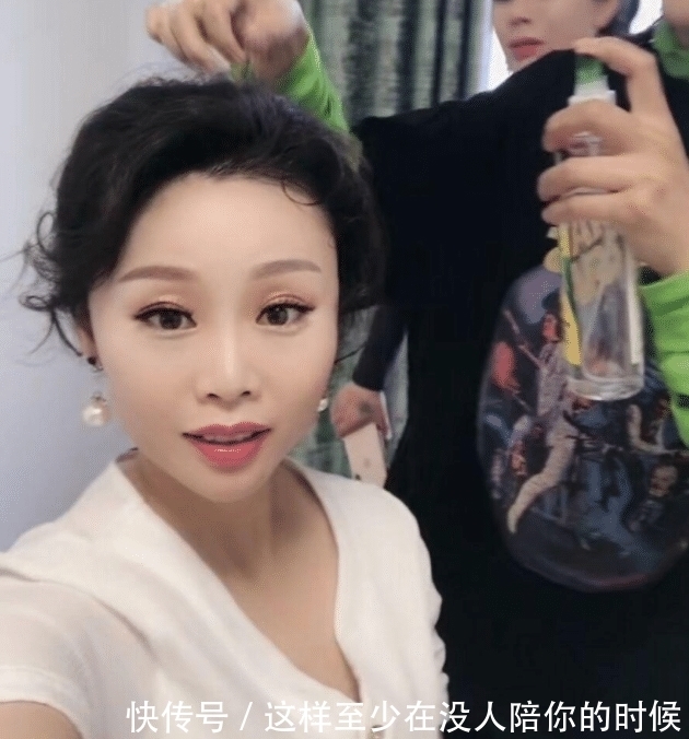 休闲装|41岁草帽姐升级当奶奶,穿T恤配短发看着挺精神,不打扮也没土味