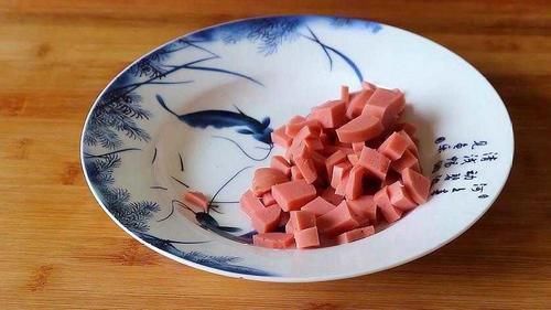 1块豆腐，2个咸鸭蛋，好吃解馋，我家一周吃6次，天天吃不够