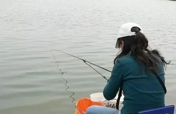 钓鱼大咖说漏嘴,天冷钓鱼不用蚯蚓!用这种“小物”,每次几十斤!