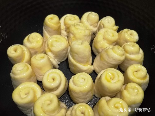面包别买了，不用水不用烤箱，随手卷一卷，松软味美，特简单