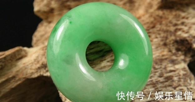 袈裟&释永信身穿16万袈裟,扣环却是高端翡翠,他哪来的这些钱?