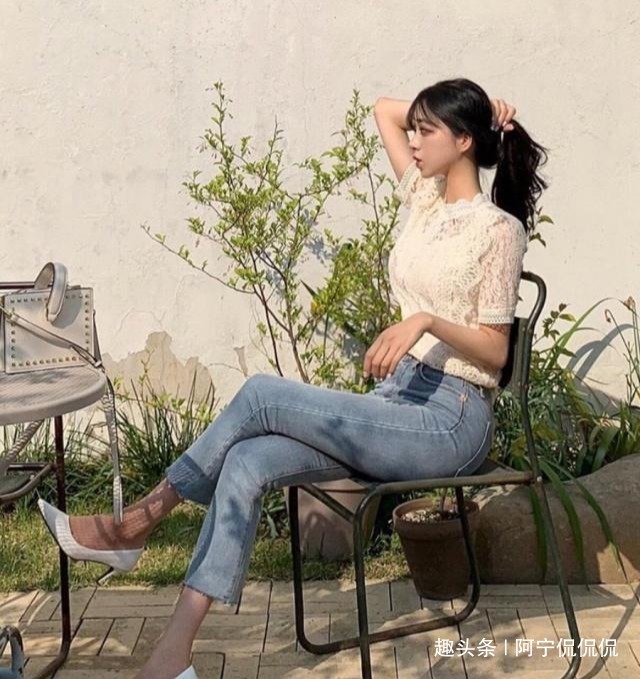 牛仔裤打底衫彰显女人温柔美,十分别致