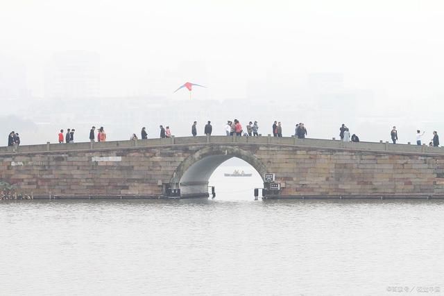 好事多磨|桥头约会诗词19首:细雨如诗柳似烟，红油纸伞白裙衫