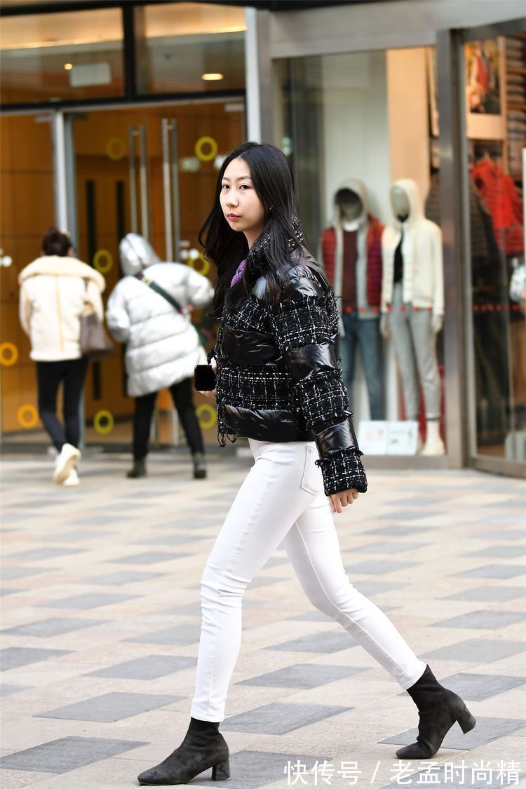 搭配 街拍:美女搭配一套粉色西装,披着一件风衣,给人非常酷的感觉!