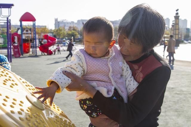 老人带娃常把这几句话挂在嘴边，孩子长大后难有出息，家长要留心