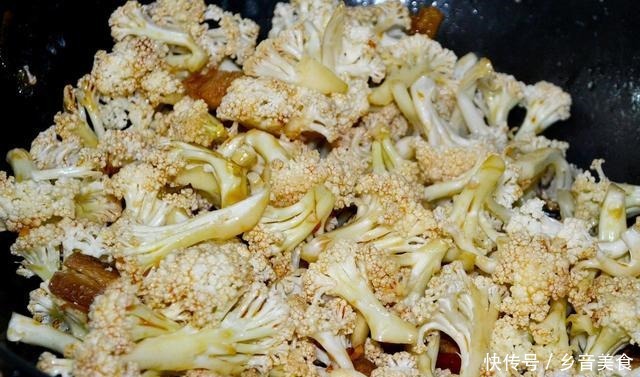 翻炒至|花菜这样做最好吃,香辣又开胃,菜比肉还好吃,隔壁邻居都馋哭了