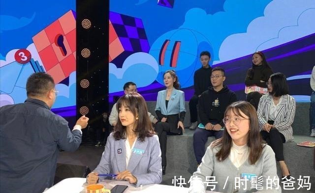 董明珠|央视记者王冰冰美成漫画女主,穿蓝色西装好水嫩,董明珠看了都爱!