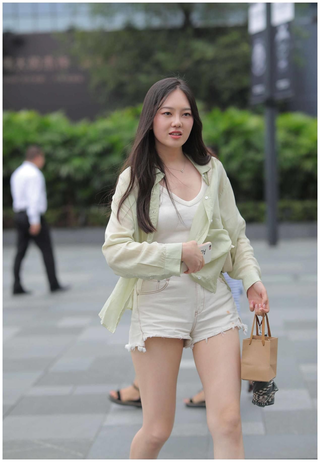 质感轻薄的休闲衬衫，既能防晒，又能提升时尚感