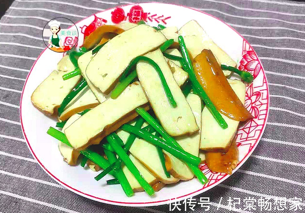 吃法|春天,此两样素菜一起炒,不放肉也很香,儿子爱吃,春天吃特营养