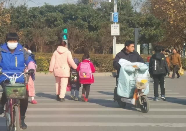 丢人|“穿成这样真的很丢人”，“睡衣妈妈”放学接娃被说邋遢，扎心了