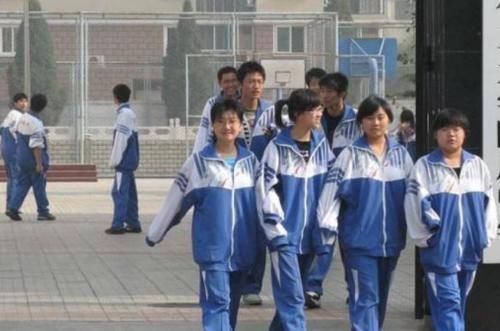 学生都穿着校服，为啥老师却能一眼看出“穷学生”？原因非常现实