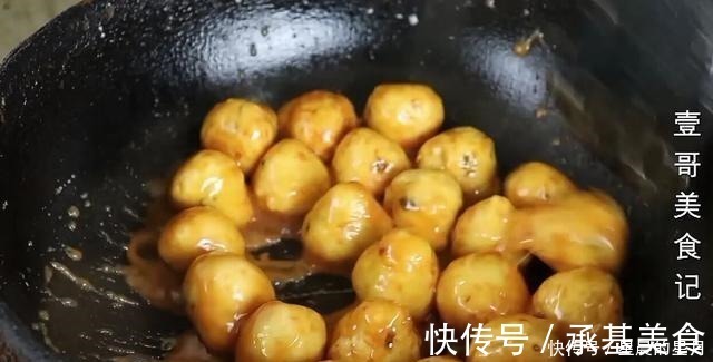 豆腐|豆腐我家从不红烧,简单一压一搅,出锅太香了,上桌连汤汁都不剩