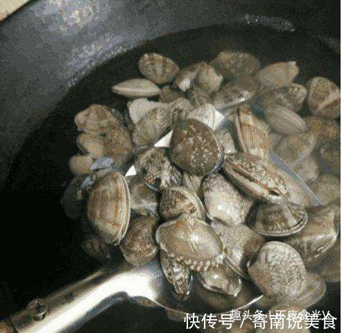 炒花甲时别着急先焯水,多加一步“它”,肉质鲜美,没有泥沙!